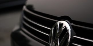 Logo marki Volkswagen na samochodzie