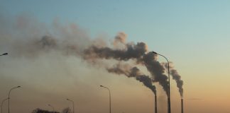 Kominy fabryk wydzielające toksyczny dym
