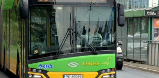 Zielony autobus Solaris komunikacji miejskiej MPK w Poznaniu