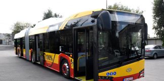 Autobus Solaris Urbino 18 Electric w wersji czerwono-żółtej