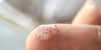 Mikroplastiki na palcu ludzkiej dłoni