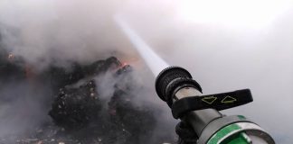 Pożar w sortowni odpadów w Studziankach pod Białymstokiem - akcja gaśnicza straży pożarnej