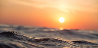 Zachód słońca nad oceanem - zbliżenie na fale, wodę